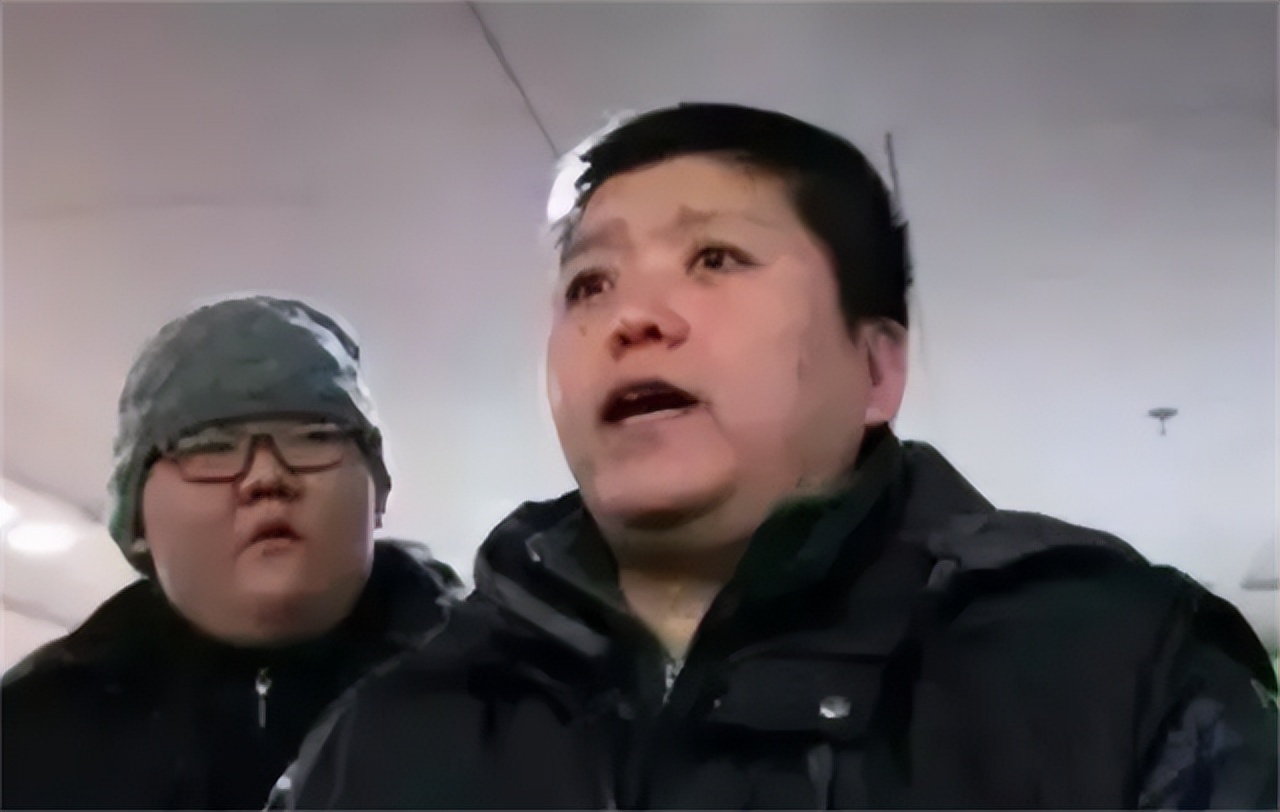举重选手为了亡妻而战_带着妻子照片领奖的举重运动员_妻子去世的举重冠军举了多少