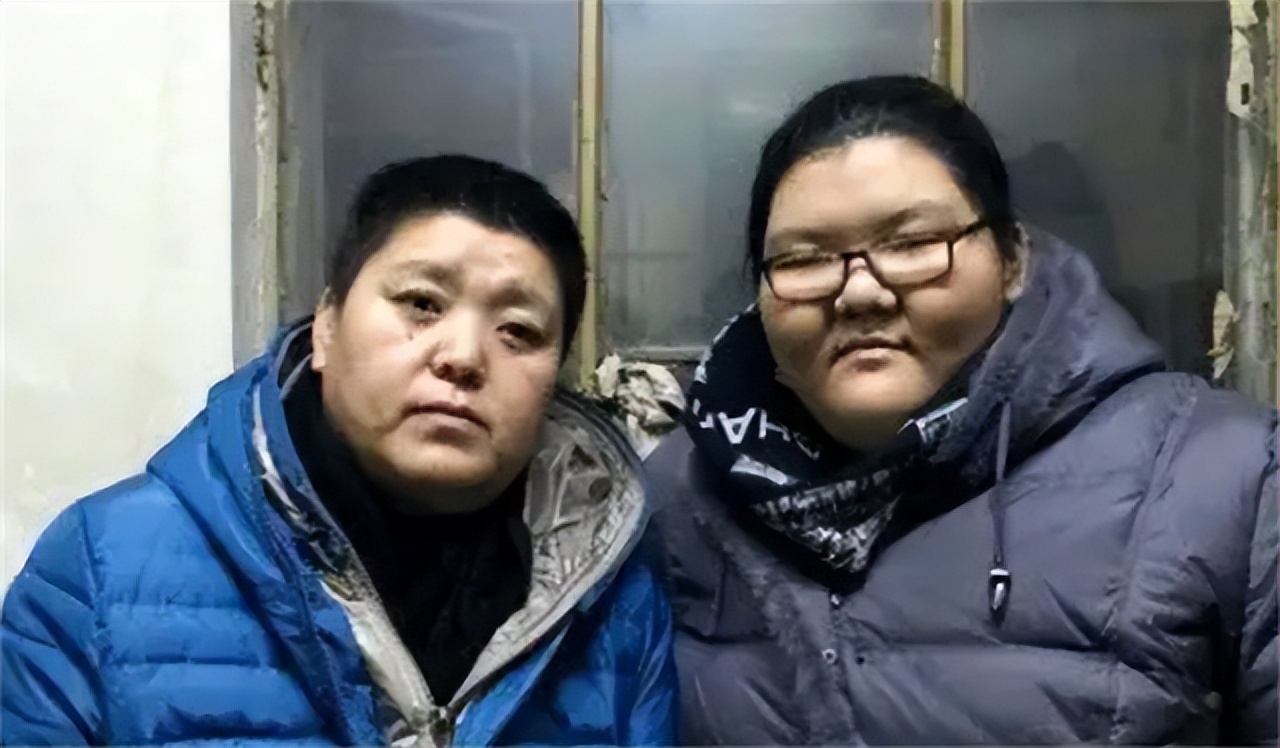 带着妻子照片领奖的举重运动员_妻子去世的举重冠军举了多少_举重选手为了亡妻而战