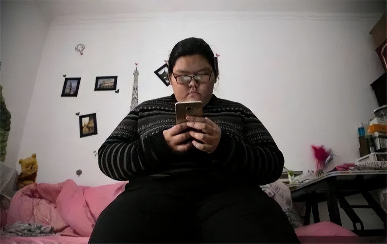 妻子去世的举重冠军举了多少_举重选手为了亡妻而战_带着妻子照片领奖的举重运动员