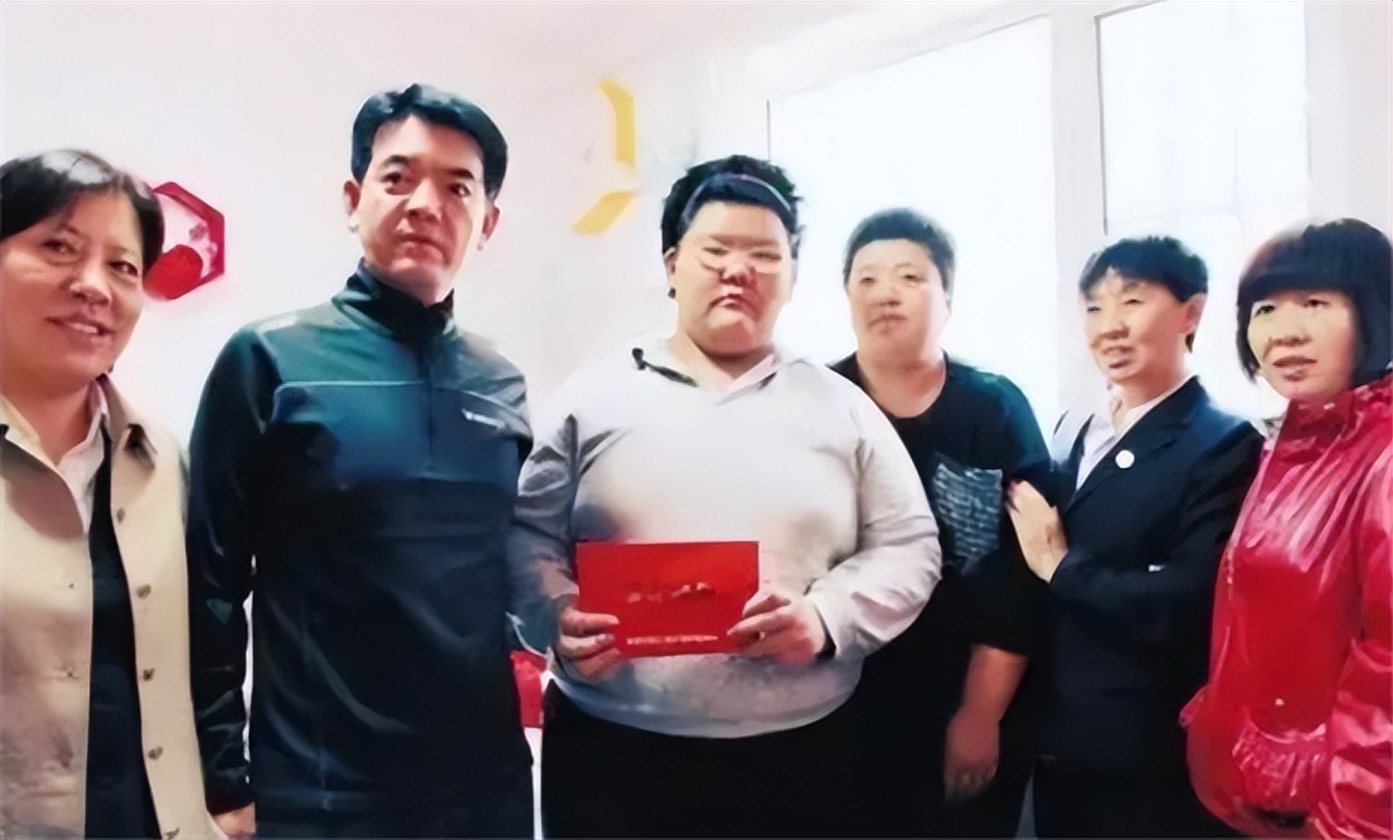 举重选手为了亡妻而战_妻子去世的举重冠军举了多少_带着妻子照片领奖的举重运动员