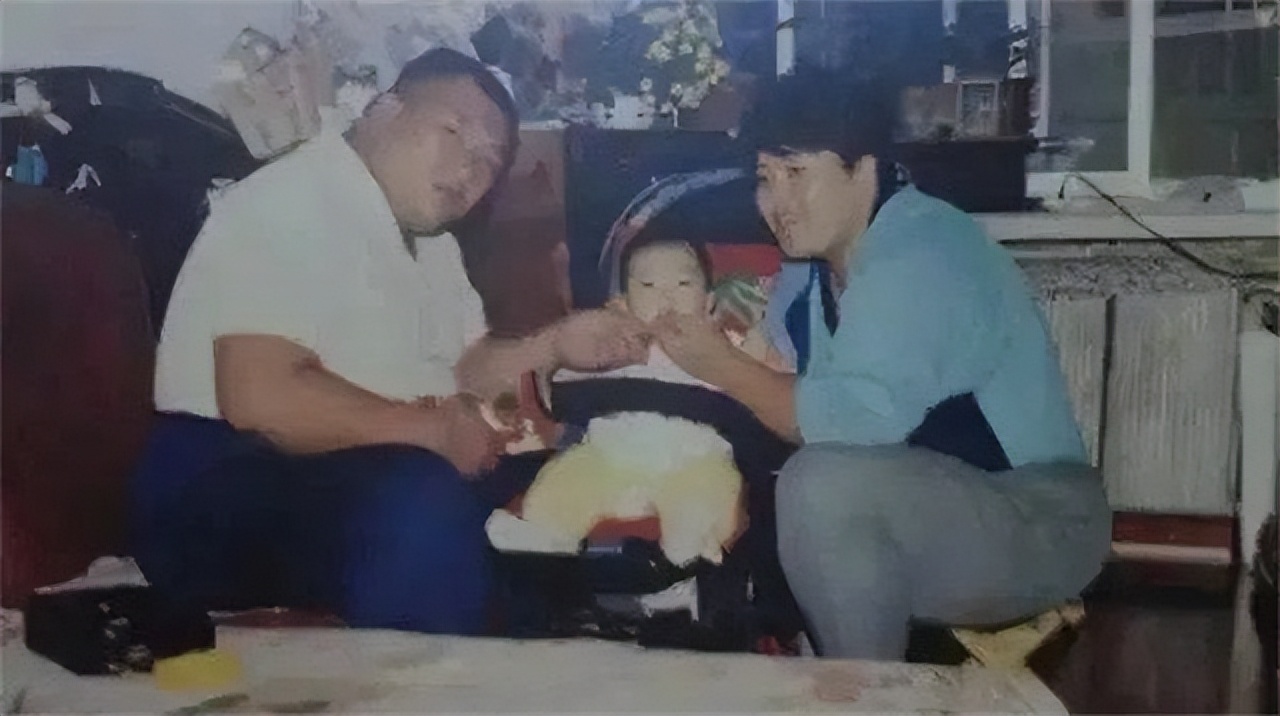 带着妻子照片领奖的举重运动员_妻子去世的举重冠军举了多少_举重选手为了亡妻而战