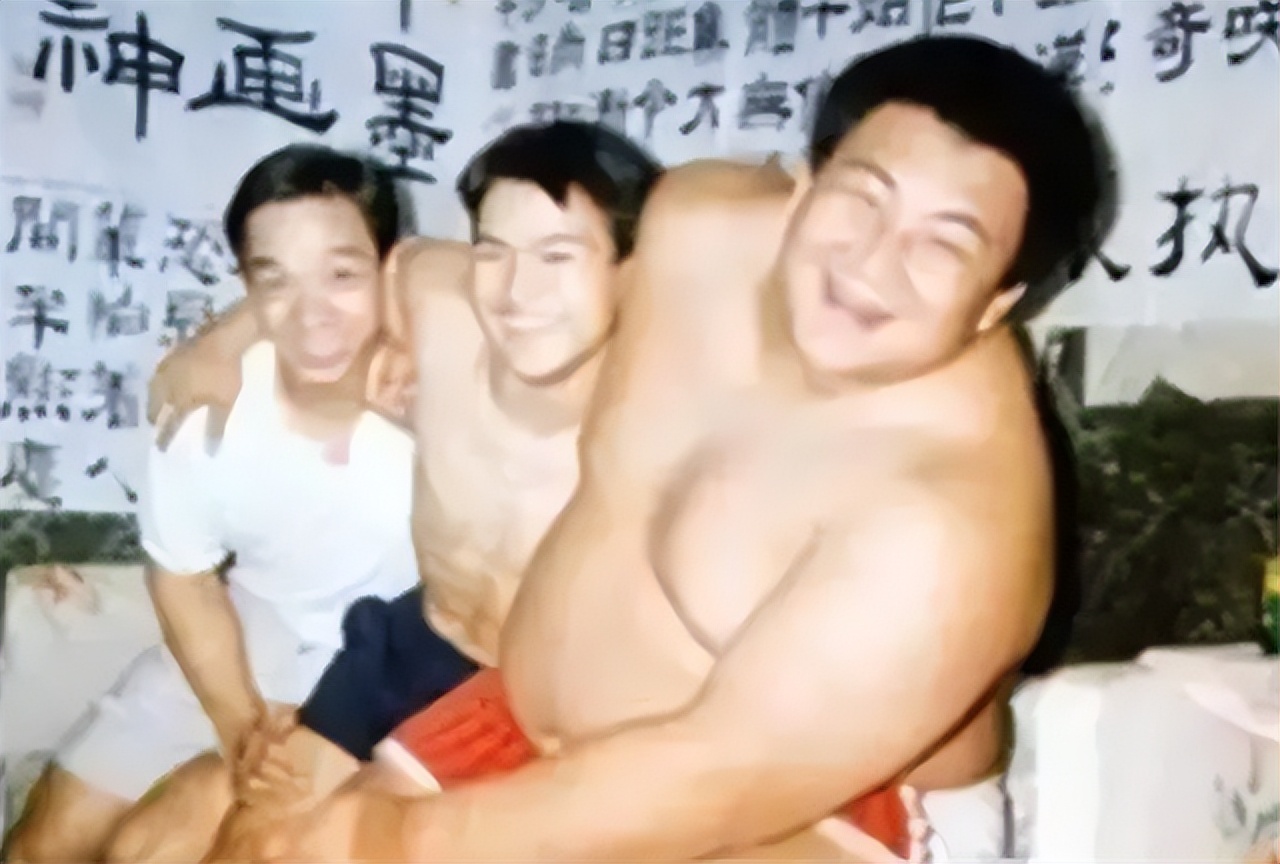 举重选手为了亡妻而战_妻子去世的举重冠军举了多少_带着妻子照片领奖的举重运动员