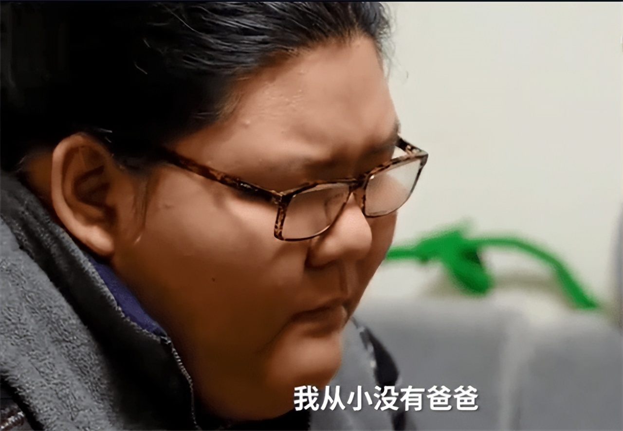 带着妻子照片领奖的举重运动员_妻子去世的举重冠军举了多少_举重选手为了亡妻而战