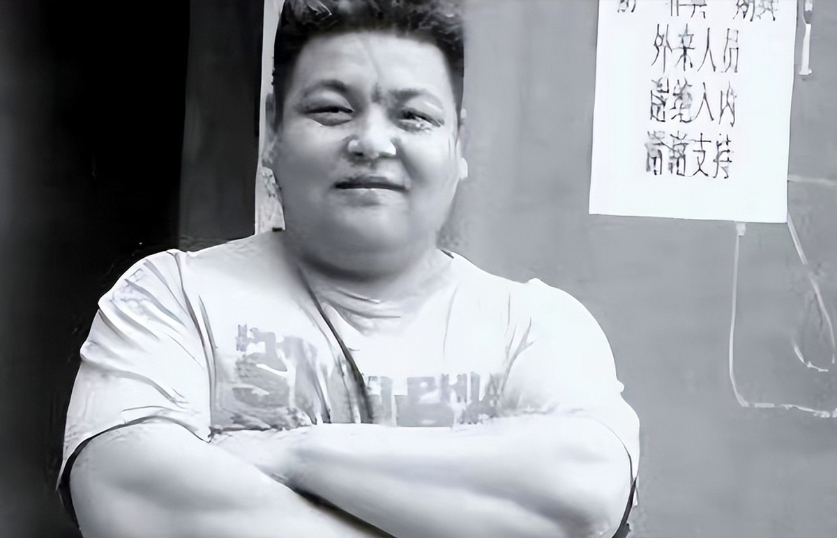妻子去世的举重冠军举了多少_带着妻子照片领奖的举重运动员_举重妻子