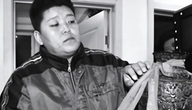 举重妻子_带着妻子照片领奖的举重运动员_妻子去世的举重冠军举了多少