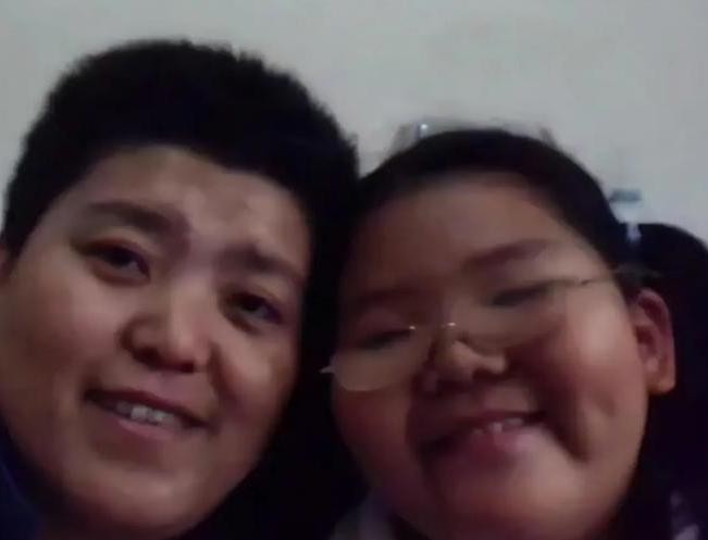 带着妻子照片领奖的举重运动员_妻子去世的举重冠军举了多少_举重妻子