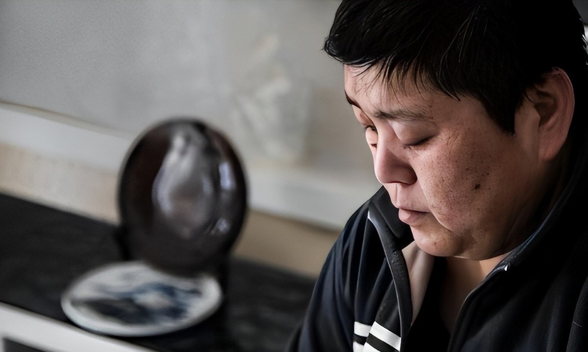 带着妻子照片领奖的举重运动员_妻子去世的举重冠军举了多少_举重妻子