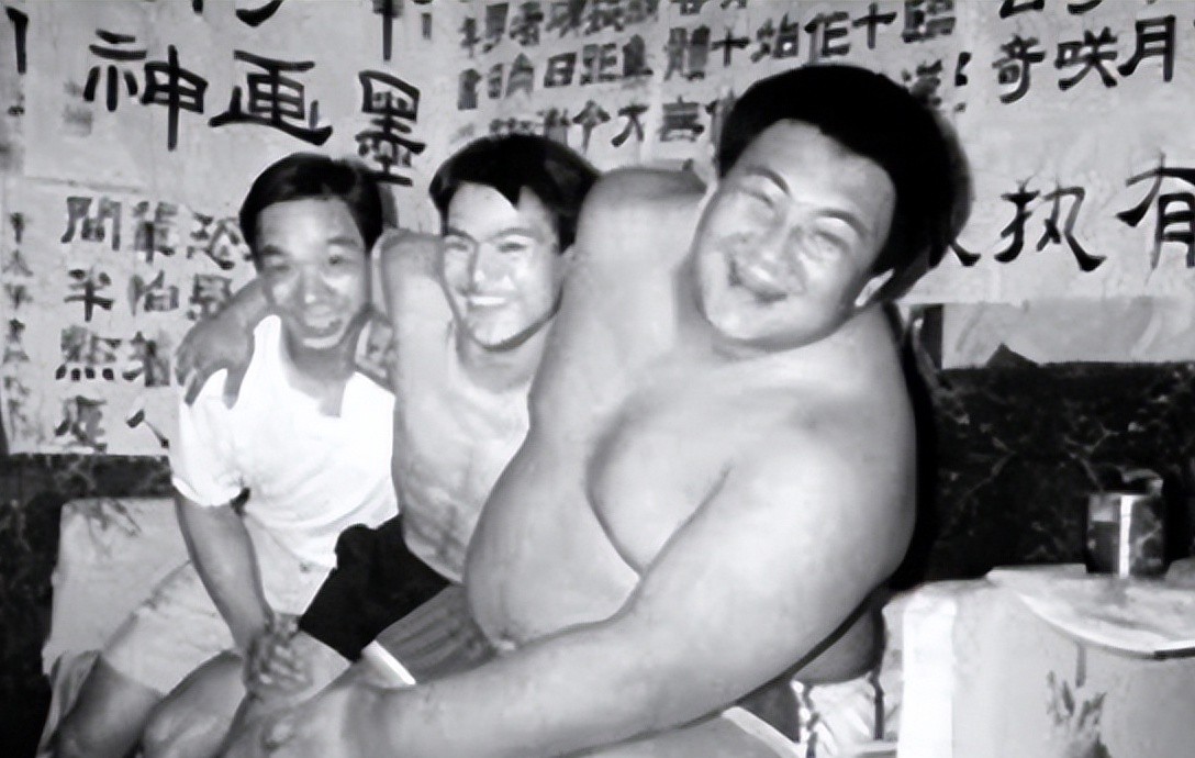 妻子去世的举重冠军举了多少_举重妻子_带着妻子照片领奖的举重运动员