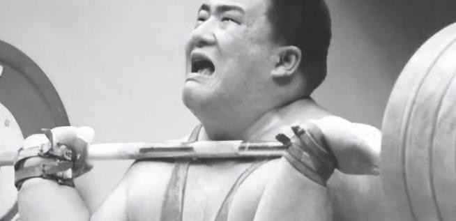 带着妻子照片领奖的举重运动员_举重妻子_妻子去世的举重冠军举了多少