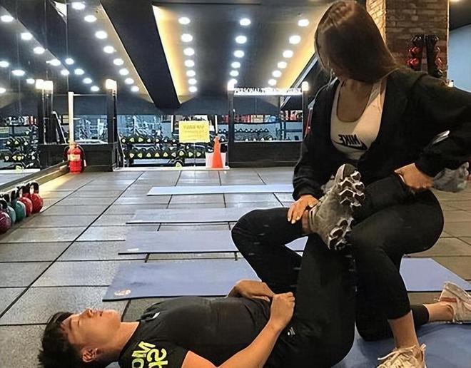 富婆看上健身房私教_富婆健身房电视剧1集_富婆拿下健身私教
