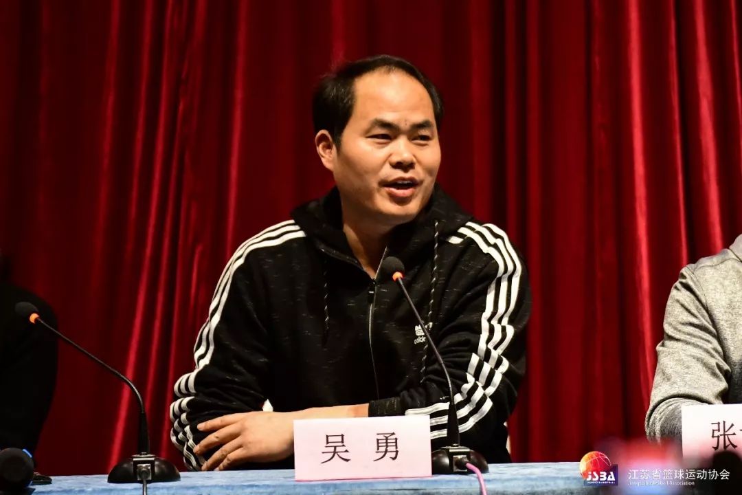 小篮球规则与裁判规则视频_篮球裁判犯规视频_篮球规则裁判