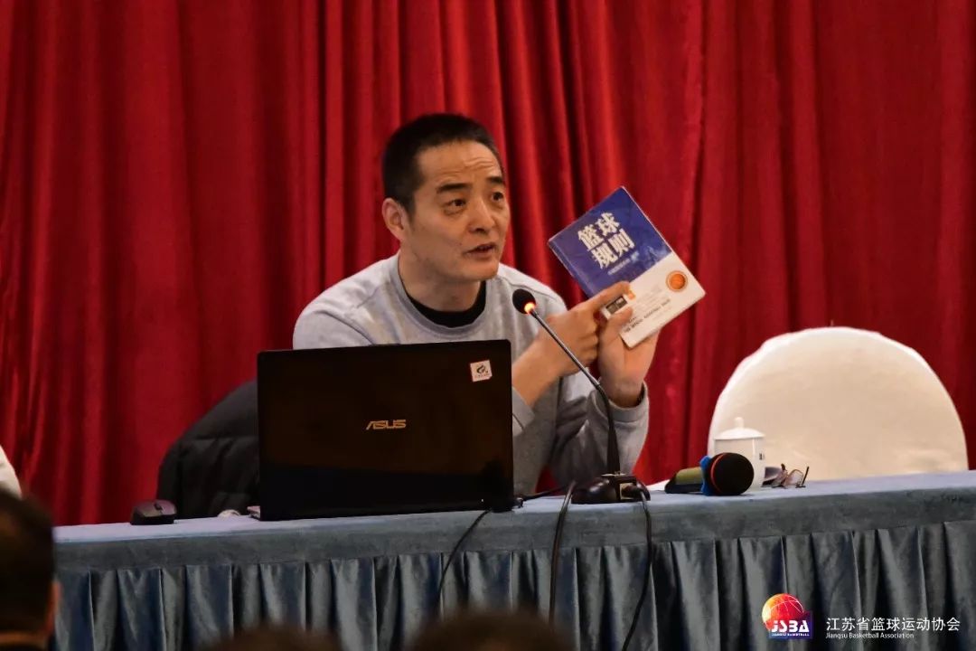 小篮球规则与裁判规则视频_篮球裁判犯规视频_篮球规则裁判