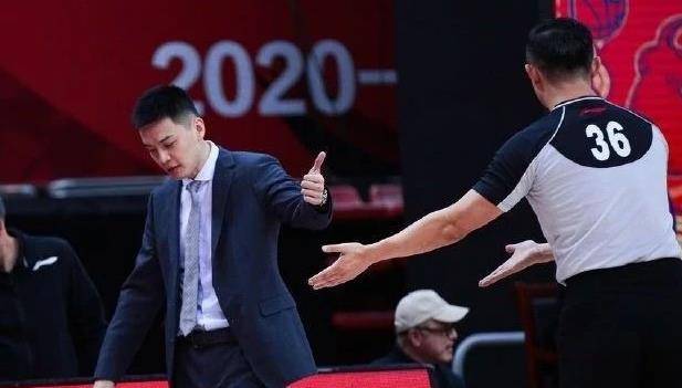 篮球裁判吹罚手势视频_篮球裁判吹罚三分球技巧_篮球裁判怎么吹罚球