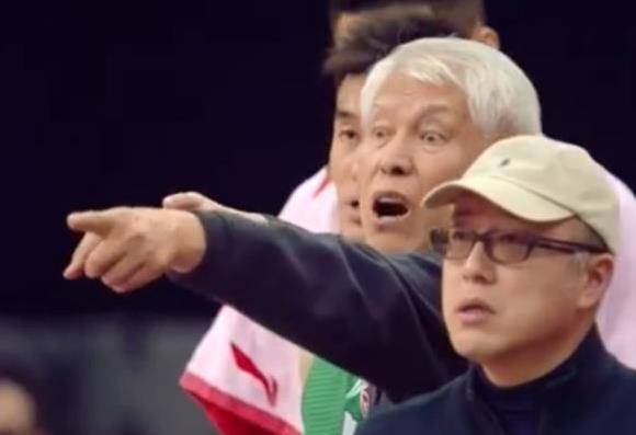 篮球裁判怎么吹罚球_篮球裁判吹罚三分球技巧_篮球裁判吹罚手势视频