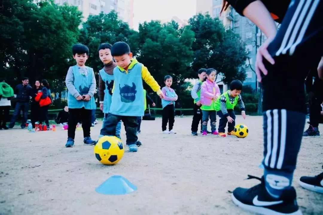 篮球的规则和运动特点是_简述篮球运动基本规则_篮球规则的作用