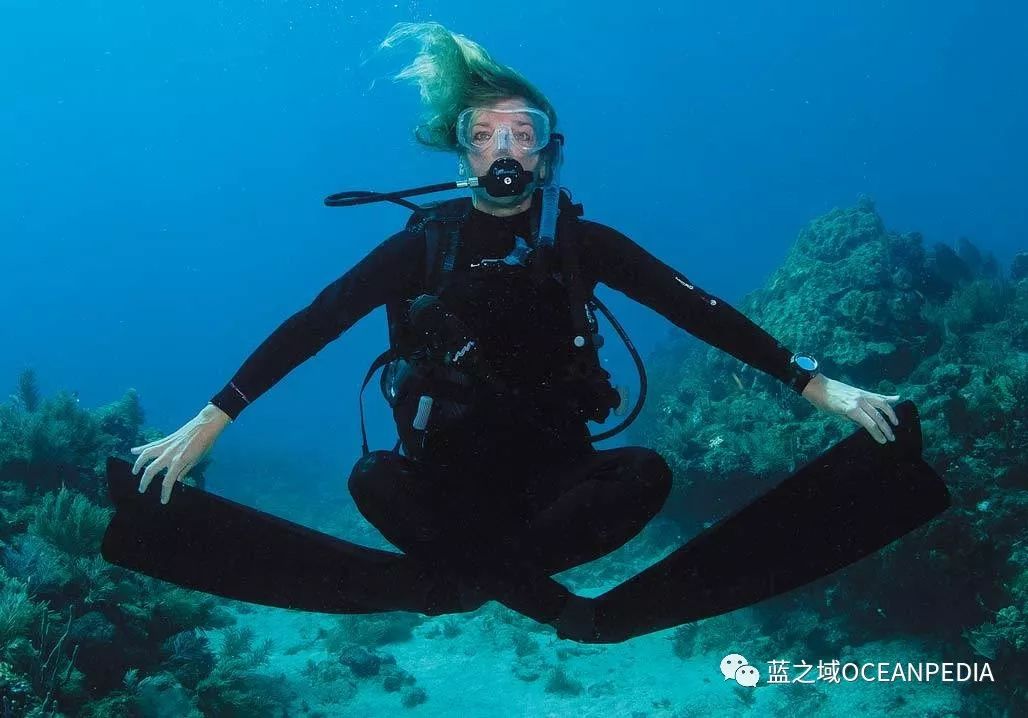 游泳摄影怎么拍_水下相机拍游泳照片技巧_游泳水下拍照姿势