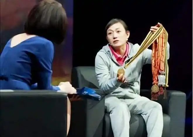 女子世界举重冠军黄_举重女子冠军黄世界是哪里人_世界举重冠军黄欢